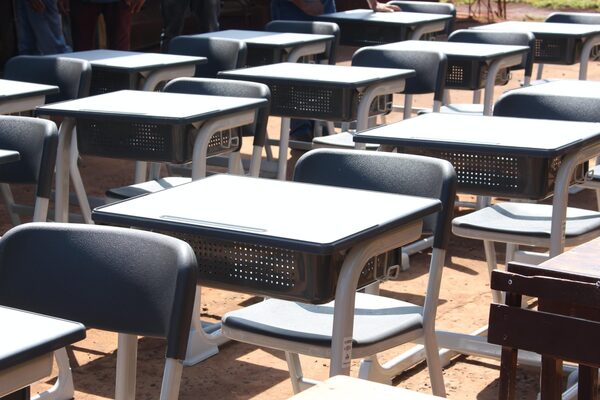 Itaipú ya entregó el 40 % de los muebles escolares comprometidos en solo dos meses - El Trueno