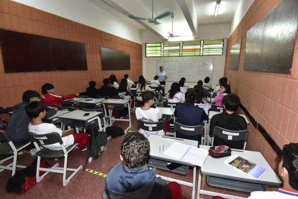 CNC: por riesgo de derrumbe, mudaron a 600 alumnos a ex colegio subvencionado - Nacionales - ABC Color