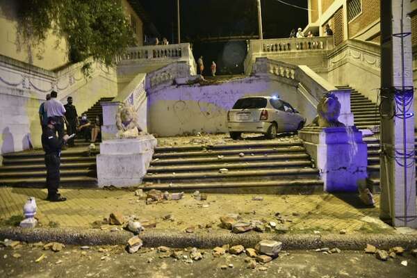 Las escalinatas y el historial de autos “despistados” - Nacionales - ABC Color