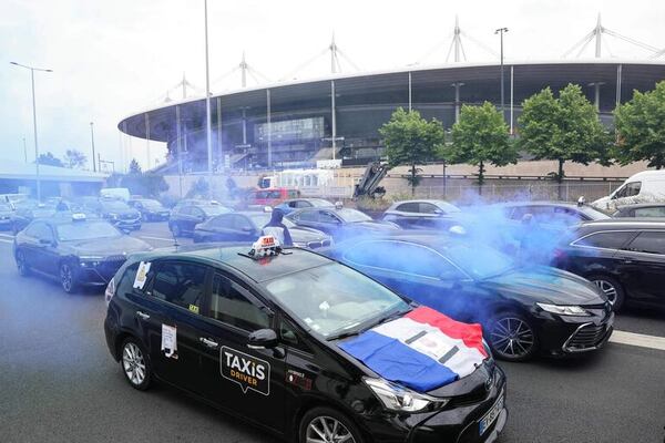 La huelga de taxis provoca más de 400 kilómetros de atascos en la región de París - Mundo - ABC Color