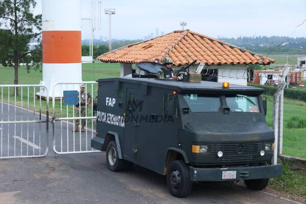 Sin abrir la boca, una mujer movilizó a montón de tipos: por las dudas, la tienen encerrada
