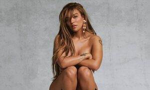 ¡Karol G encendió las redes con su pose!