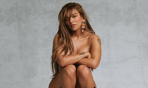 ¡Karol G encendió las redes con su pose!