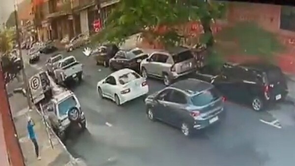 En solo 2 minutos y 15 segundos, delincuente roba una camioneta en Asunción