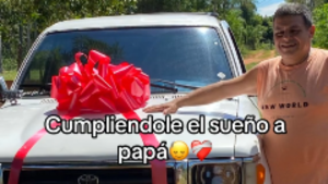 Le ragaló a su papá la camioneta de sus sueños