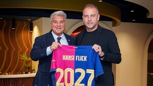 Hansi Flick renueva con el Barcelona hasta junio de 2027