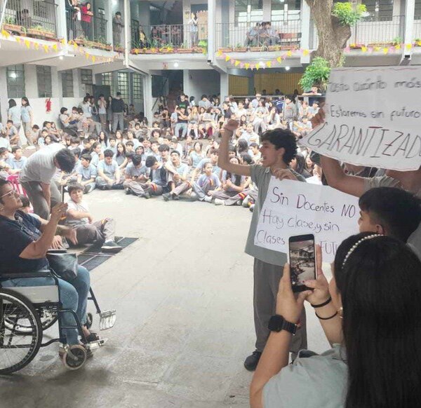 Estudiantes del Colegio España exigen lo que por derecho les corresponde: educación gratuita y de calidad » San Lorenzo PY