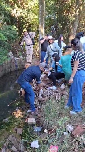 PJC: Realizan minga ambiental para recuperar arroyos contaminados   - Nacionales - ABC Color