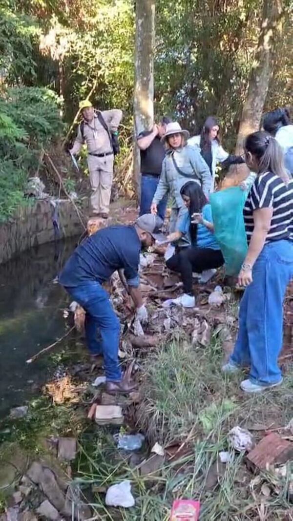 PJC: Realizan minga ambiental para recuperar arroyos contaminados - Nacionales - ABC Color