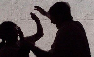 Condenado a dos años de cárcel por maltratar y amenazar a su pareja