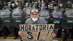 Jubilados argentinos vuelven a ser repelidos por la policía en protesta ante el Parlamento