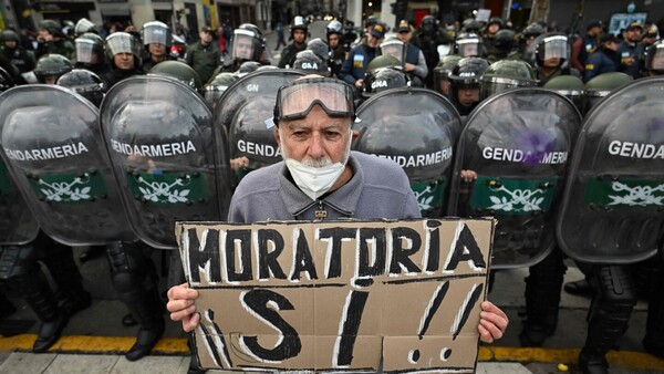 Jubilados argentinos vuelven a ser repelidos por la policía en protesta ante el Parlamento