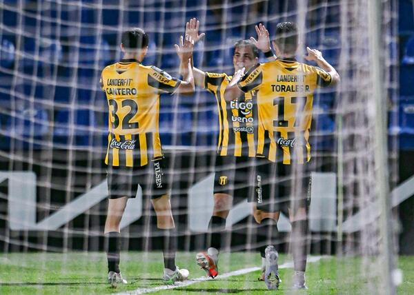 Guaraní cumplió y se acerca a la punta - 1000 Noticias