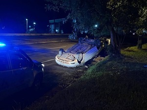 Enfermera volcó sobre la Ruta PY01 en Coronel Bogado