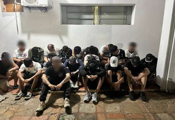 Policía demoró a 23 hinchas ebrios y cuidacoches - Policiales - ABC Color