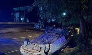 Por esquivar a firulais, enfermera volcó su vehículo
