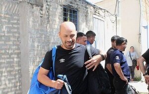 Versus / Hay sustituto para Carlos Humberto Paredes