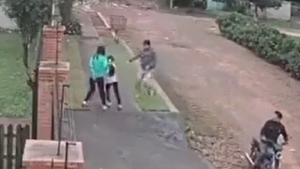 Detienen a motochorro que intentó asaltar a adolescente y a su hermanita - Noticiero Paraguay