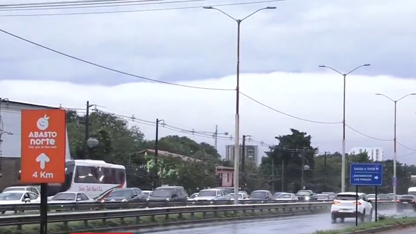 Varios accidentes e intensa lluvia colapsan el tránsito vehicular sobre la Transchaco