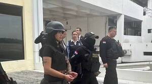 Encerraron a una mujer con un montón de militares alrededor y una jueza explicó el porqué