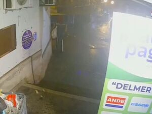 (VIDEO)Hombre usó tapade basura como sombrilla y lo denunciaron por hurto