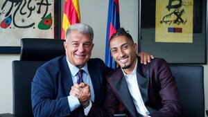 Raphinha amplia su contrato con el Barcelona