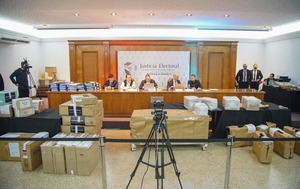 Abren sobres de Licitación de Máquinas de Votación - 1000 Noticias