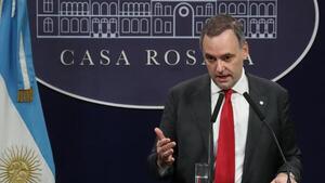 Gobierno de Milei lanza plan para captar los dólares que los argentinos guardan "bajo el colchón"