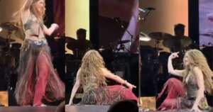La Nación / Shakira se cayó en pleno concierto en Canadá, pero su profesionalismo deslumbró