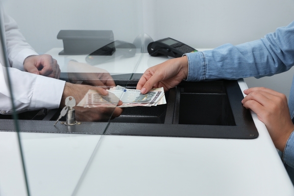 Remesas de paraguayos en el exterior crecen 31% y suman USD 293 millones al mes abril - MarketData