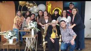 A sus 103 años, sigue lúcida gracias al amor y la protección de los suyos