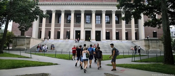 Trump prohíbe a Harvard inscribir estudiantes extranjeros