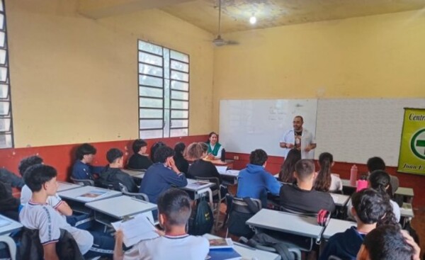 Jóvenes se capacitan sobre salud mental y prevención de adicciones
