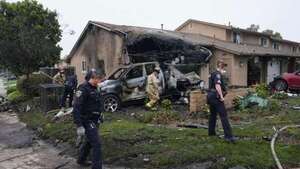 Dos muertos y ocho heridos al estrellarse avioneta en un barrio en el sur de California