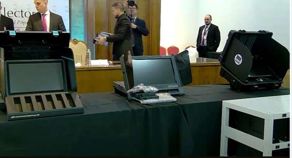 AUDIO: Máquinas de votación: “Vale la pena invertir por mantener el sistema democrático”, asegura senador - Periodísticamente - ABC Color