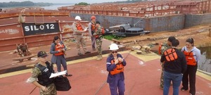 Inspeccionan barcazas amarradas en Puerto Pabla - 1000 Noticias