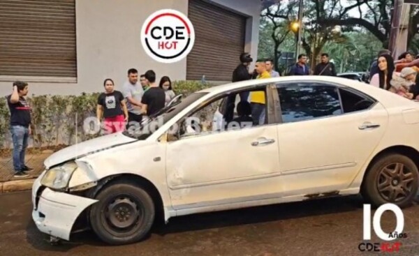 Mujer muere tras violento choque en cruce semafórico