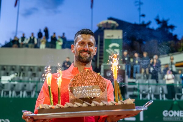 Versus / Djokovic celebra su cumpleaños con pase a semifinales en Ginebra