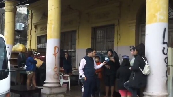 Familias de la Chacarita fueron desplazadas por la lluvia que llenó de agua sus casas y solicitan ayuda