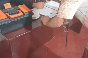 Detienen a joven con drogas y vecinos atacan a la policía