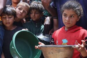Autoridades israelíes afirman que 107 camiones de ayuda entraron en Gaza el jueves - Mundo - ABC Color