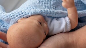 Llevó un muñeco a consultar con el pediatra