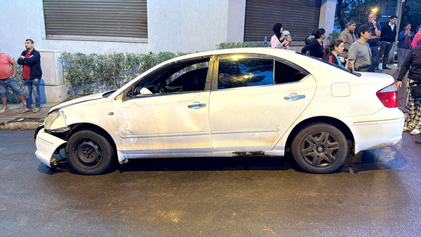 Mujer muere en violento choque entre una motocicleta y automóvil - La Clave