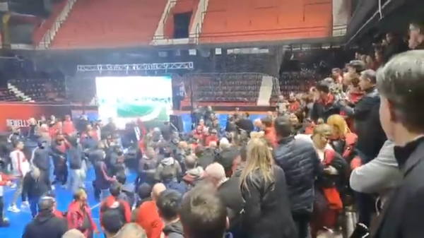 Con sillazos y golpes, terminó una asamblea de Newell's Old Boys - 1000 Noticias