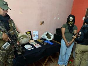 Detienen a una mujer con 10 kilos de marihuana, dinero y armas