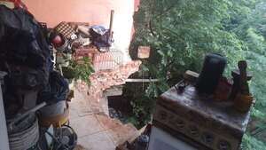 Tras intensas lluvias, se desmorona una vivienda en el barrio Republicano  - Nacionales - ABC Color