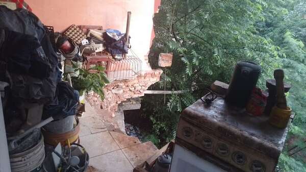 Tras intensas lluvias, se desmorona una vivienda en el barrio Republicano - Nacionales - ABC Color