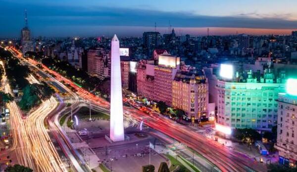 Argentina anuncia medidas para estimular el uso de d贸lares en la econom铆a