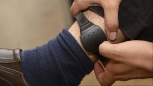 Aplican por primera vez tobillera electrónica a un hombre imputado por violencia contra su madre