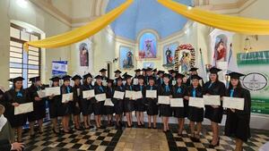 En Fuerte Olimpo egresan 29 profesionales de la Educación Escolar Básica - Noticias del Chaco - ABC Color